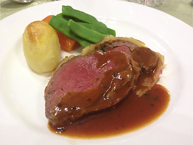 牛フィレ肉のパイ包み焼き ペリーグーソース 温野菜