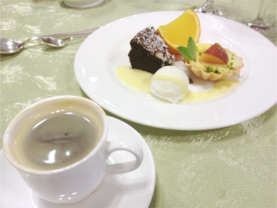 本日の特製デザート盛り合わせ コーヒー